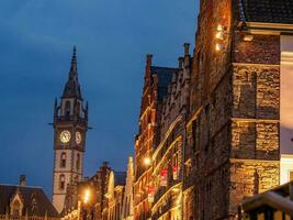 de stad av gent i belgien på natt foto