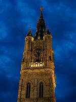 de stad av gent i belgien på natt foto