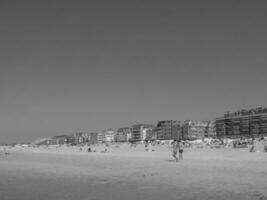 de strand av de haan i belgien foto