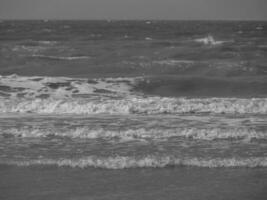 de strand av de haan i belgien foto