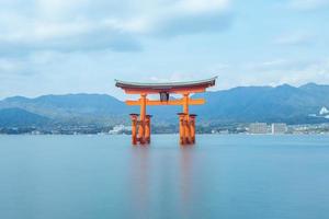 flytande torii av itsukushima-helgedomen vid Hiroshima i Japan foto