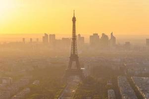 stadsbilden av paris i skymningen med Eiffeltornet foto