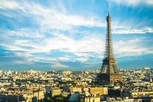 skyline av paris med Eiffeltornet i Frankrike i skymningen foto