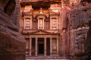 al khazneh aka statskassan vid Petra i Jordanien foto