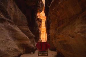 Siq, huvudingången till Petra i Jordanien foto