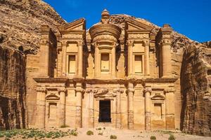 ad deir aka klostret vid Petra i Jordanien foto