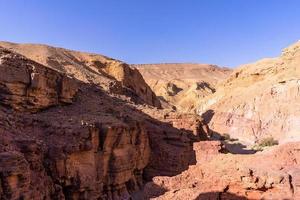 färgglada sandstenklippor i den röda kanjonen israel foto