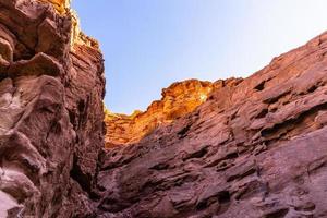 färgglada sandstenklippor i den röda kanjonen israel foto