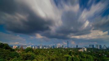 kuala lumpur stadsutsikt under molnig dag foto