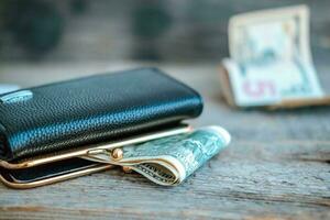 läder plånbok, med pengar på en trä- tabell - ett dollar oss sedel. kontanter anteckningar. fattigdom, inflation. foto
