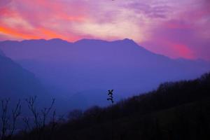 färgrik solnedgång över bergen foto