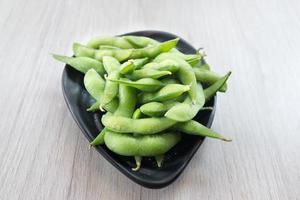 japansk mat edamame bönor i skål foto