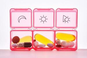 ljus piller låda med annorlunda piller och vitaminer. foto