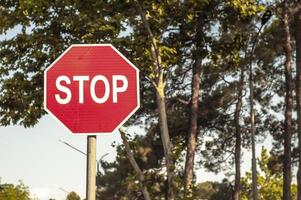 stoppa vägskylt på gatan foto