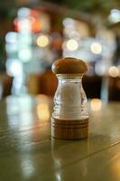 de salt shaker är på de tabell i en bar eller Kafé. foto