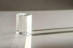 transparent kristall prisma på en vit bakgrund. foto