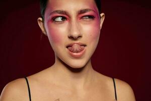 porträtt av skön ung kvinna rosa ansikte smink Framställ attraktiv se hud vård beskurna se oförändrad foto