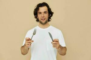 glad man känslor kniv och gaffel köksutrustning beige bakgrund foto