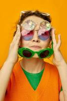 porträtt av en ung kvinna orange tröjor solglasögon flerfärgad glasögon tillförsel livsstil oförändrad foto