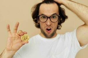 man med glasögon guld bitcoin i händer livsstil oförändrad foto
