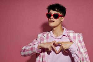 en ung man själv förtroende rosa pläd blazer mode Framställ livsstil oförändrad foto