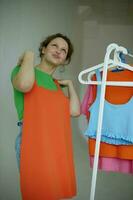Söt flicka garderob färgrik kläder ungdom stil ljus bakgrund oförändrad foto