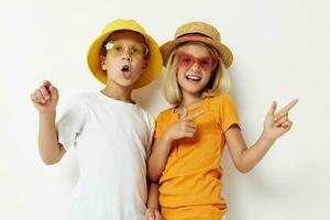 pojke och flicka bär hattar mode glasögon Framställ vänskap roligt foto