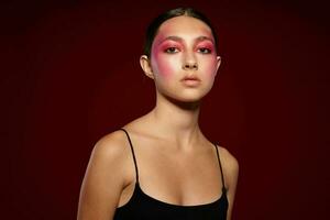 ung skön kvinna Framställ ljus smink mode charm rosa bakgrund oförändrad foto