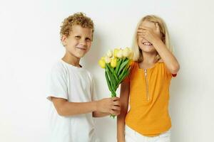 söt förskola barn Semester vänskap med en gåva gul blommor livsstil oförändrad foto