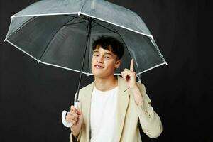 kille med transparent öppen paraply kostym elegant stil foto