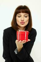 porträtt av en kvinna Framställ med röd gåva låda överraskning isolerat bakgrund foto