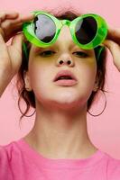 skön kvinna ungdom Kläder grön solglasögon Framställ modern stil studio modell foto