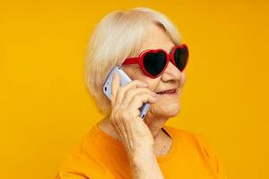 Foto av pensionerad gammal lady i tillfällig t-shirt kommunikation förbi telefon närbild känslor