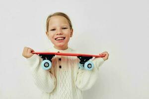 Söt ung flicka eleganta kläder skateboard barndom oförändrad foto