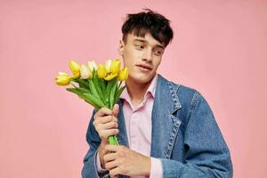 Foto av romantisk ung pojkvän bukett av gul blommor gåva Semester elegant stil Semester oförändrad