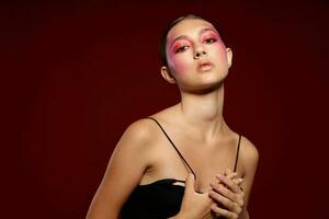 porträtt av skön ung kvinna gest händer Framställ lyx kosmetika rosa bakgrund oförändrad foto