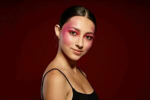 porträtt av skön ung kvinna svart t skjorta rosa smink kosmetika mode närbild oförändrad foto