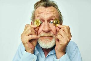 Foto av pensionerad gammal man kryptovaluta bitcoin ansikte stänga upp investering ljus bakgrund