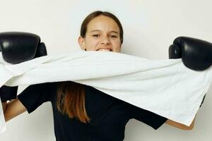 atletisk kvinna med handduk boxning svart handskar Framställ sporter isolerat bakgrund foto