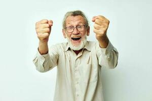 porträtt av Lycklig senior man med en grå skägg i en skjorta och glasögon beskurna se foto