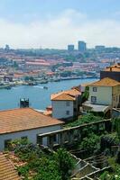 porto känd historisk stad, portugal. arkitektur av gammal stad. resa till ribeira och douro flod. foto