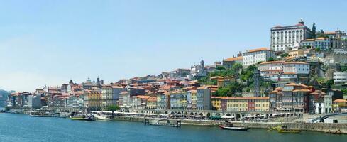 porto känd historisk stad, portugal. arkitektur av gammal stad. resa till ribeira och douro flod. foto