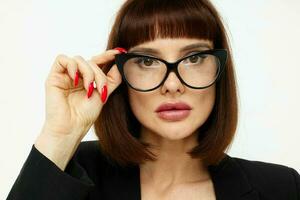 skön kvinna i en svart jacka röd nagel putsa glasögon livsstil oförändrad foto