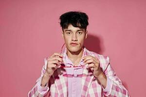 en ung man Framställ mode rosa skjorta modern stil rosa bakgrund oförändrad foto