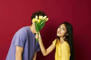 ung pojke och flicka bukett av blommor gåva roman isolerat bakgrund oförändrad foto