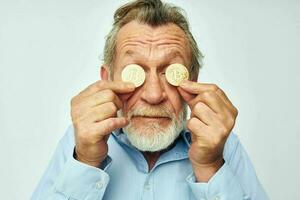 porträtt av Lycklig senior man kryptovaluta bitcoin ansikte stänga upp investering beskurna se foto