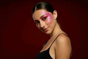 Söt kvinna Framställ ljus smink mode charm rosa bakgrund oförändrad foto