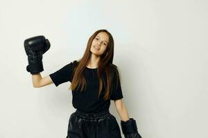 atletisk kvinna i svart sporter enhetlig boxning handskar Framställ isolerat bakgrund foto