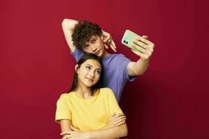 ung man och flicka ta en selfie Framställ kram isolerat bakgrund foto