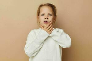 porträtt av Lycklig leende barn flicka barns stil känslor roligt isolerat bakgrund foto